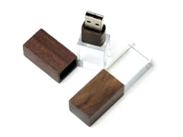 USB-флешка на 64 ГБ прямоугольной формы