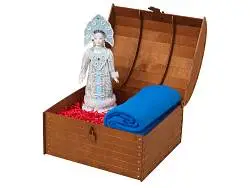 Подарочный набор: кукла фарфоровая, плед флисовый