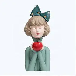 Статуэтка  &quot;Девушка с яблоком&quot;
